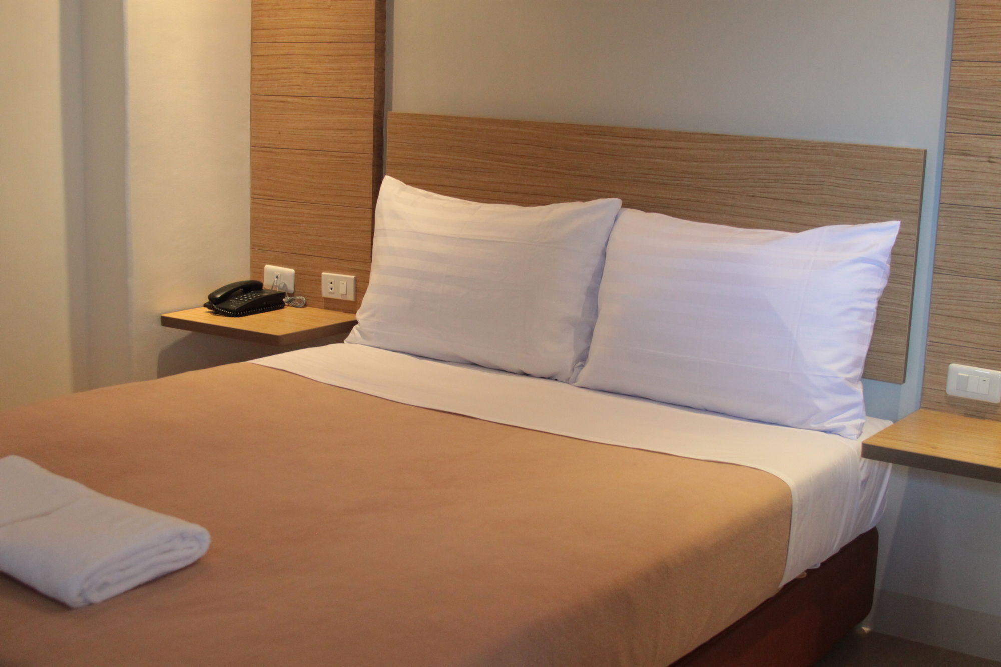 Chambre Mactan Hotel Lapu-Lapu City Exteriör bild